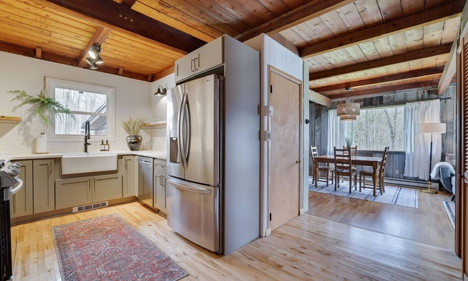 Greentown Cabina | Cozy and Modern Poconos Cabin close to Skytop and Lake Wallenpaupack!