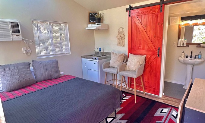 Julian Cabaña | Cozy and Quiet Tiny House Cottage with Skylight 2 Minutes from Main Street