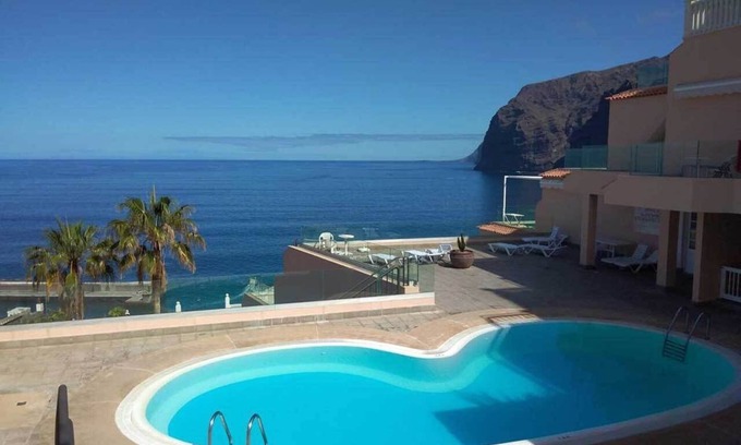 Los Gigantes Apartamento | Apartamento acogedor y relajante con vistas al acantilado y mar, wifi, piscina.