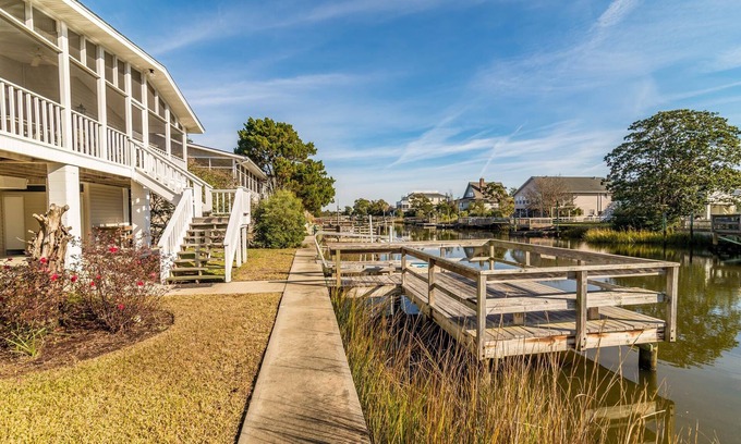 Litchfield by the Sea Casa | Cozy and Tranquil Creekfront Cottage in Litchfield