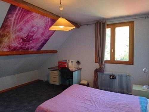 Fruges Casa | Cozy and tranquil double room with large desk