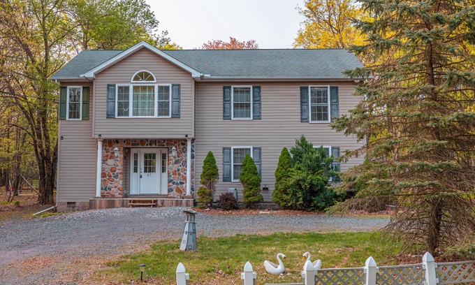 Briar Crest Woods Cabaña | "Cozy Antilia" Hot Tub, Sauna & Game Room