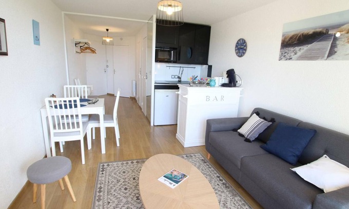 Donville-les-Bains Apartamento | Apartamento acogedor con balcón, vista al mar, Internet y parking en Donville-les-Bains