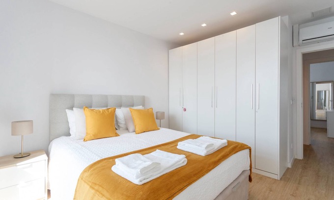Linda-a-Velha Apartamento | Cozy Apartment for Family and Group of Friends