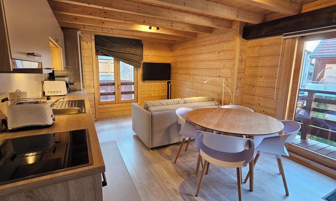 Bons-en-Chablais Apartamento | Cozy apartment near train station, with balcony on quiet street