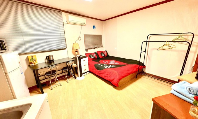 Jangchung-dong Apartamento | Cozy apartment in enchanting Seoul with AC, WiFi, heating, Kitched, TV, etc