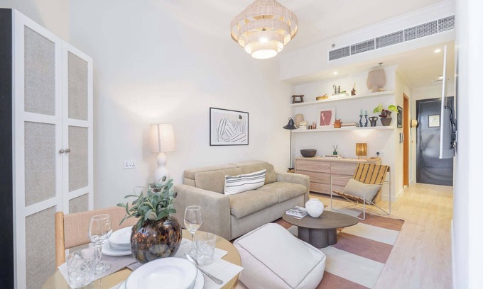 Jumeirah Village Triangle Apartamento | Cozy Apartment in JVT Sleeps 4 with Balcony