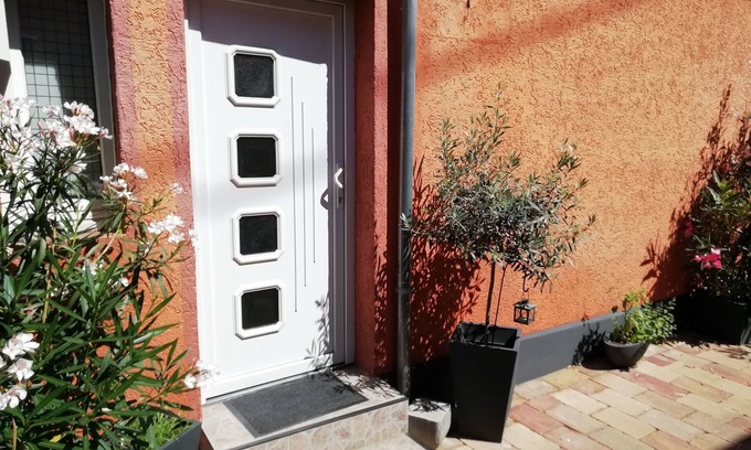 Schierstein Condominio | Acogedor apartamento en el hermoso puerto de Wiesbaden-Schierstein