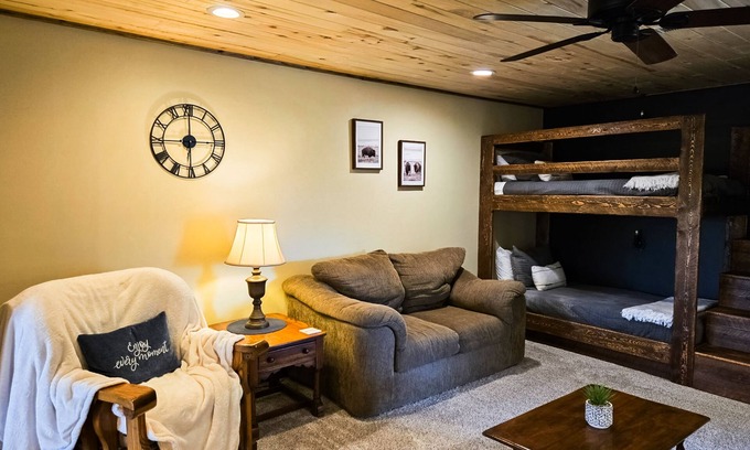 Del Norte Apartamento | Cozy apartment with full kitchen, patio, grill & convenient location