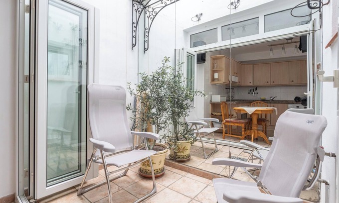 Nerja City Centre Apartamento | Acogedor apartamento con patio soleado, barbacoa, Wi-Fi y aire acondicionado