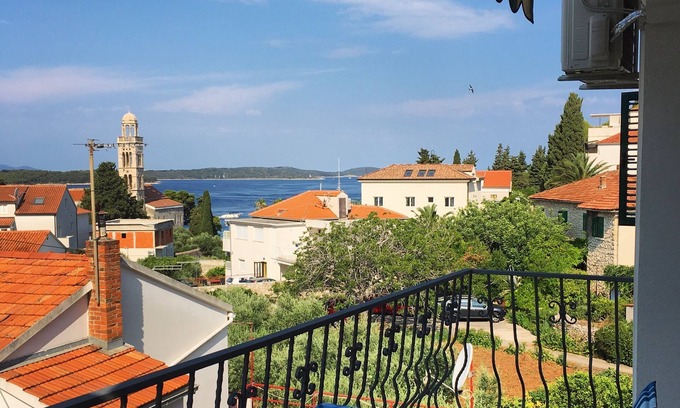 Hvar Apartamento | Acogedor apartamento con balcón con vista al mar, área tranquila, cerca del centro de Hvar + estacionamiento