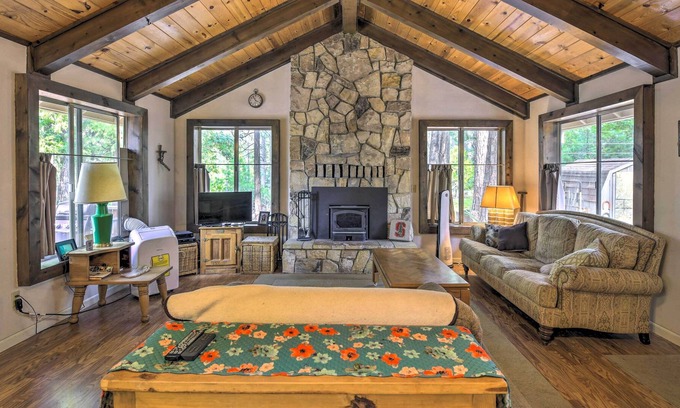 Arnold Casa | Charming BLUE LAKE SPRINGS Home Near Natl 'Forest!