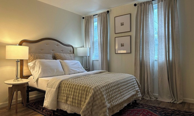 Blawnox Casa | 🌟🎨COZY ART HOME in Fox Chapel area by restaurants, bars, shops & hospital!