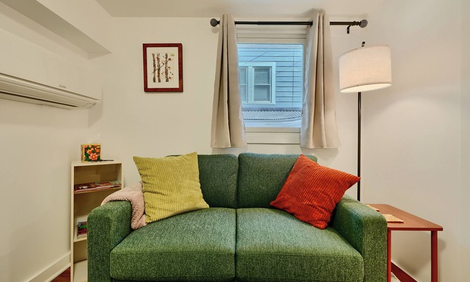 Mount Washington Apartamento | Cozy, artsy 2-bedroom, private apartment with WiFi, AC in vibrant Baltimore