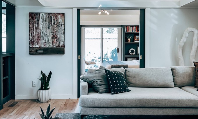 Stillwater Chalet De Esquí | Cozy, artsy chalet in Stillwater with WiFi and AC and set in a scenic landscape.