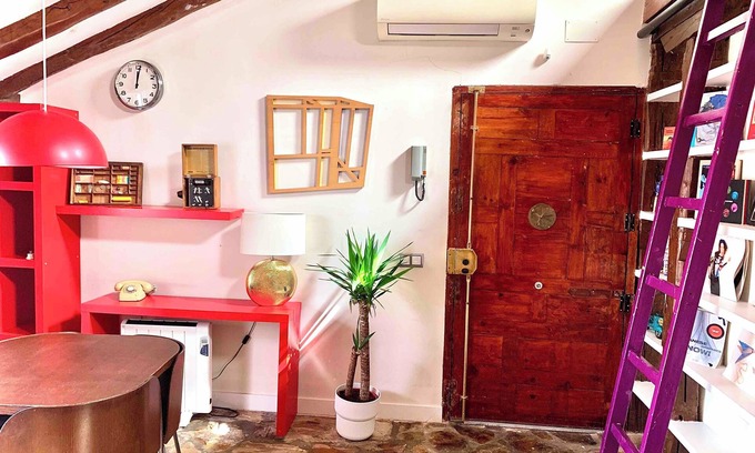 Golden Triangle of Art Apartamento | Cozy Attic Flat with Intimate Rooftop Terrace and Elevator in Historical Center