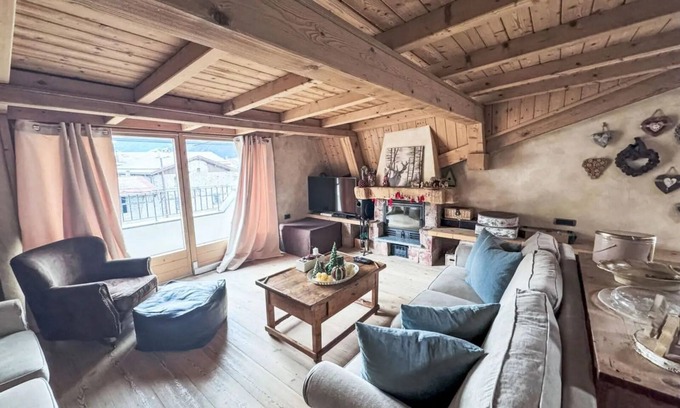 Bormio Apartamento | Cozy attic room. WIFI, hot tub, balcony, pets allowed and parking space