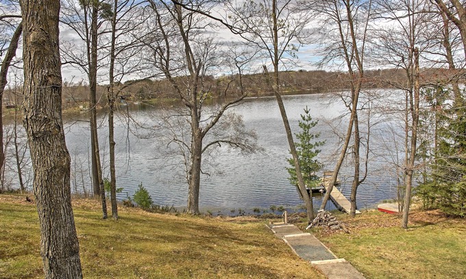 Balsam Lake Cabina | Balsam Lakefront Home w / Private Dock & Kayaks!