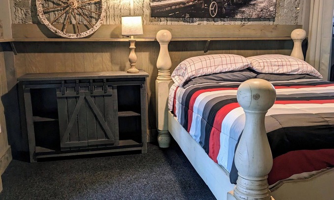 Montgomery Casa | Cozy Barn w/ Pool Access and Near Lake Conroe