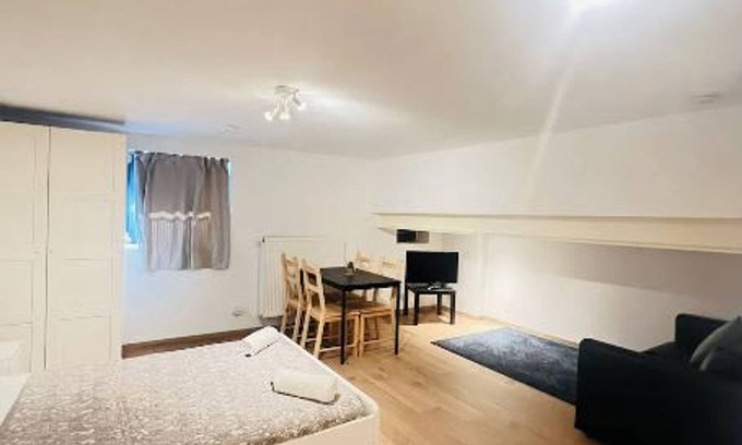 Klein-Antwerpen Apartamento | Cozy Basement Fashion District by Oneluxstay