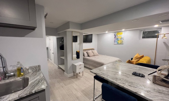 Mattapan Apartamento | Cozy basement/studio apartment with kitchenette and bathroom!