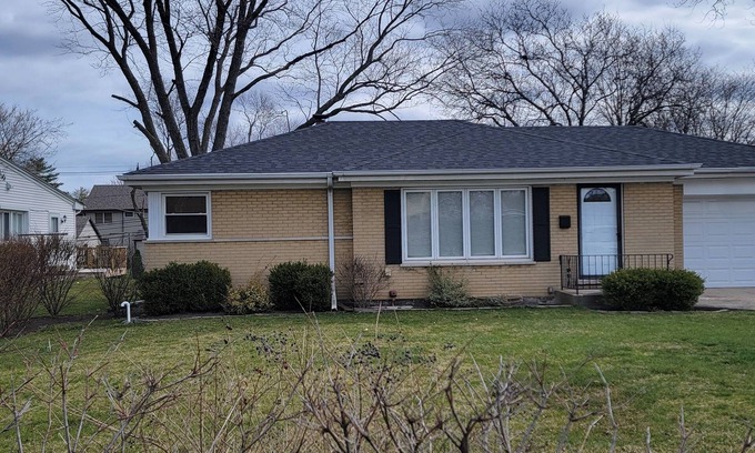 Glenview Casa | Cozy Basement with its own private entrance. 2 bedrooms and 1 full bath.