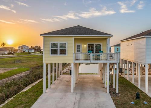 Rockport Casa | Cozy Bay Cottage with King Master Suite, Fire Pit and Pool