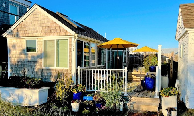 Provincetown Condominio | Cozy Bayside Cottage With Huge Outdoor Living Space and Private Beach (2313)