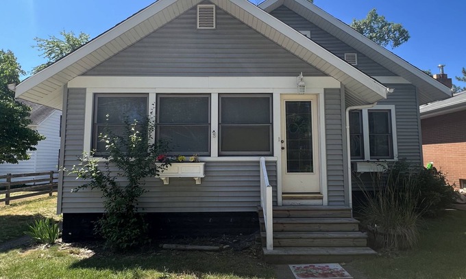 Michigan City Cabaña | Cozy Beach Cottage….2 min to the Beach!