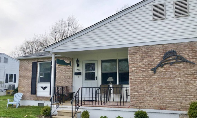 Village Green Casa | Cozy Beach Cottage in Island’s residential neighborhood!