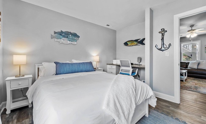 Colington Apartamento | Cozy beach get away situated between the ocean and sound. Pet friendly!