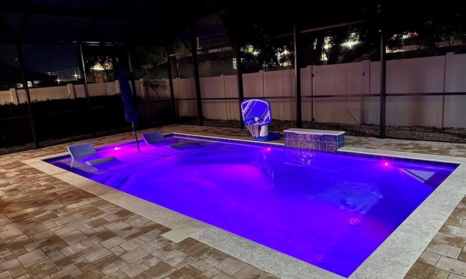 Largo Casa | Cozy Beach Getaway Casita with Tropical Touch 8 minutes from the Beach