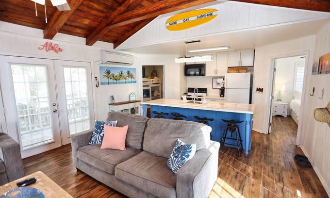 Galveston Casa | Cozy Beach House- 3 Minute Walk to Sunny Beach