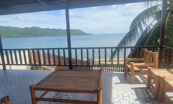 Guindulman Casa | Cozy beach house with a view