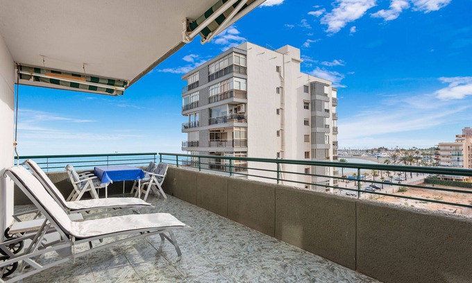 Fuengirola Apartamento | Cozy beachfront apartment in Fuengirola by Costarentals - Ref 25