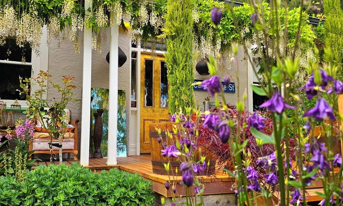 Naseby Cabaña | Cozy, beautifully decorated cottage sitting in a stunning seasonal garden