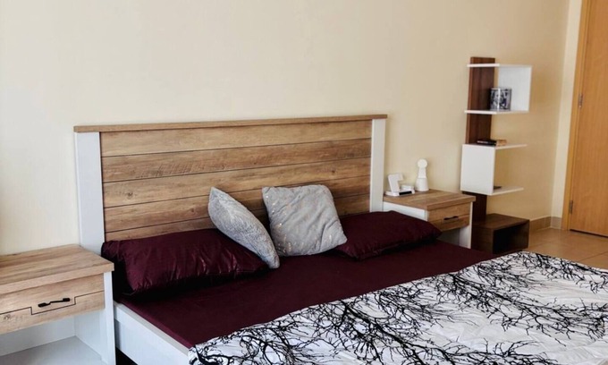 Dubai Condominio | Cozy Bedroom condo in charming Dubai with WiFi, AC