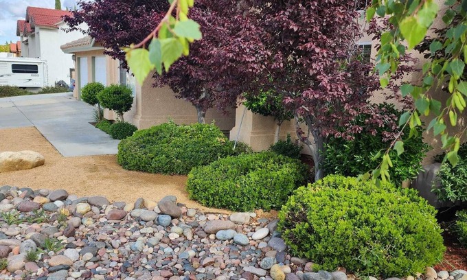 Lancaster Casa | Cozy -bedroom house in charming Palmdale with AC