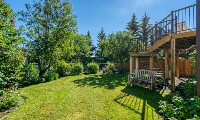 Southwest Calgary Cama Y Desayuno | cozy bedroom near C-train station