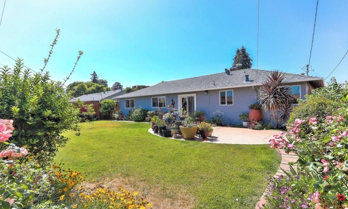 Santa Clara Casa | Cozy bedroom + shared bathroom in pleasant Santa Clara with AC, WiFi