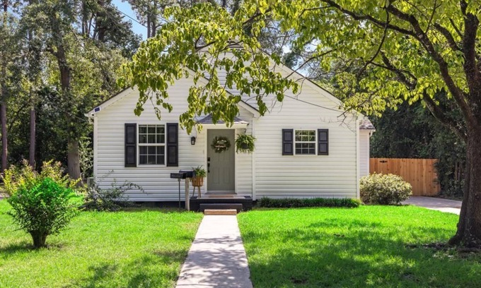 Goldsboro Cabaña | Cozy Boho Cottage near DT & more. Fire pit with outdoor oasis 🪴 Family Friendly!