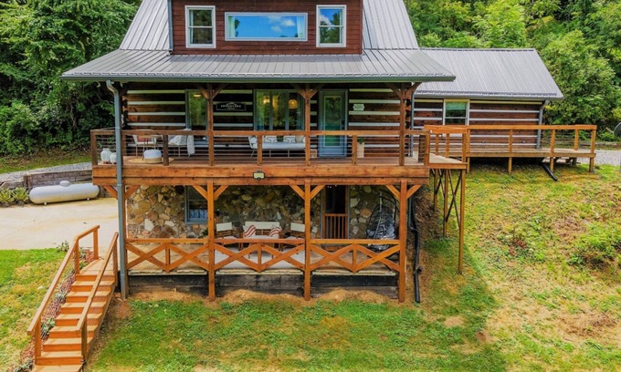 Canton Cabina | Cozy Boho Log Cabin 20 mins to AVL with Hot tub-Game room-Creek-Firepit-Hammock