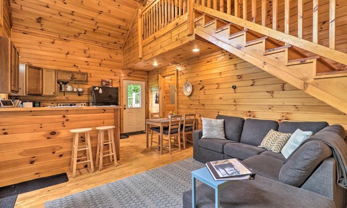 Boone Casa | Cozy Boone Cabin with Deck Close to Downtown!