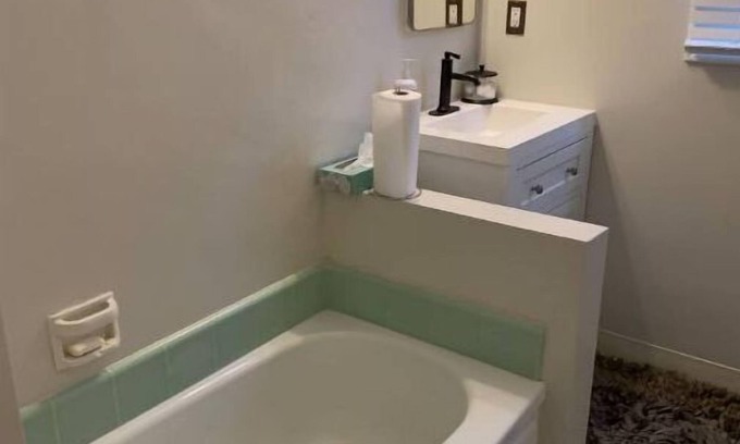 North Hollywood Casa | Cozy Bright Corner Home: Near Universal Studios
