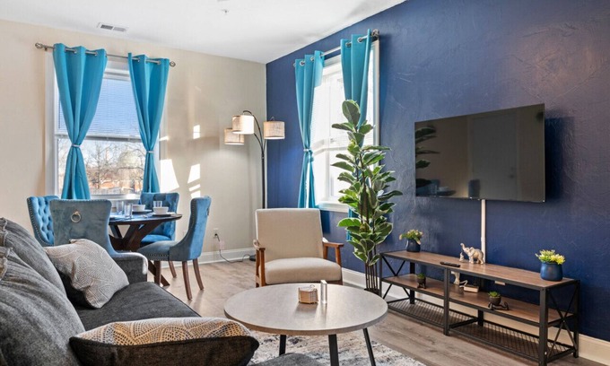 East Liberty Apartamento | Cozy & Bright King Bed Suite w/Free Parking!