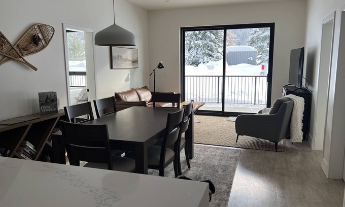 Revelstoke Condominio | Cozy & bright mountain getaway. Enjoy a soak after a hard day's play!