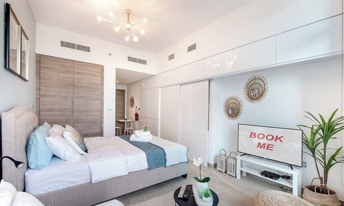 Dubai Marina Apartamento | Relaxing, Airy Studio Apartment Perfect for 3 in Dubai Marina!