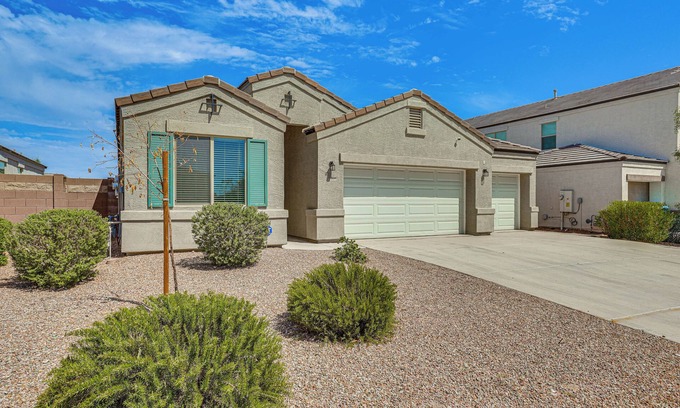 Tartesso Casa | Cozy Buckeye Home w/ Patio & Fire Pit!