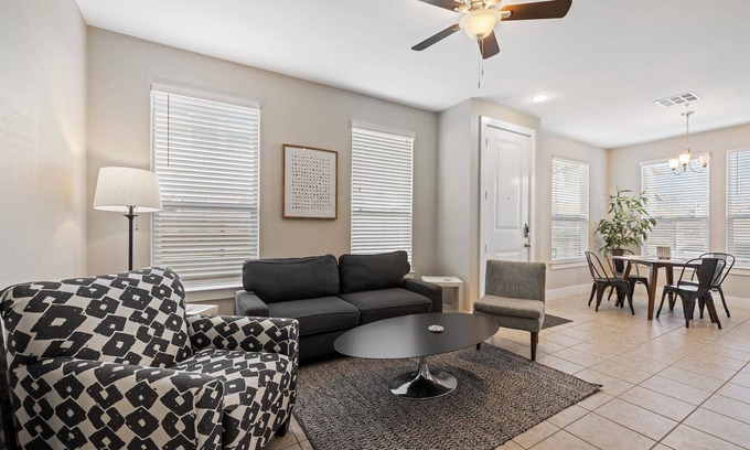 Georgetown Casa | Cozy & Budget Friendly 3/2.5 Townhouse with a Private Yard in East Georgetown!