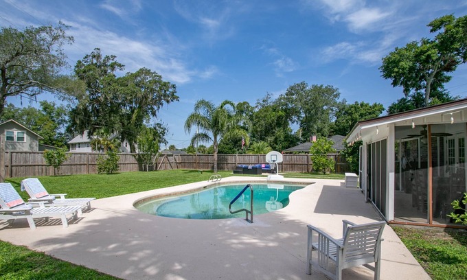 East Arlington Apartamento | Cozy Bungalow |Fenced Yard |Pool |Close to Beaches